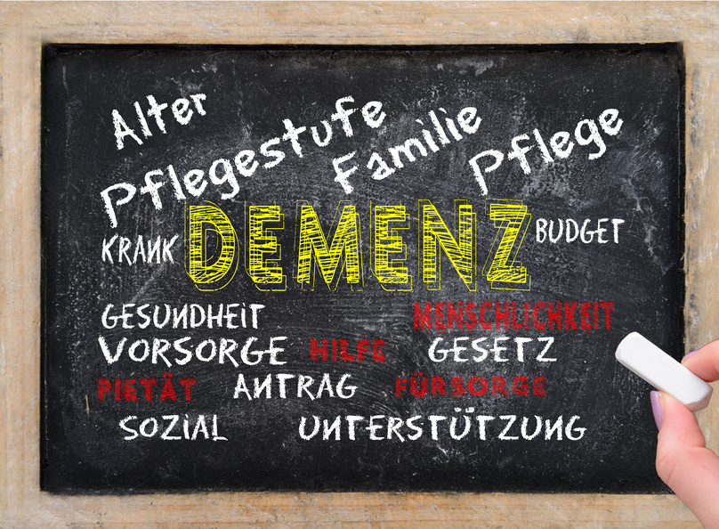 Demenz und Pflege Tafel mit Schrift